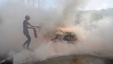 Yolun kenarında bir Lexus arabası alev aldı..