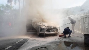 Yolun kenarında bir Lexus arabası alev aldı..