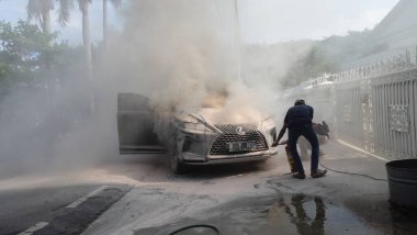 Yolun kenarında bir Lexus arabası alev aldı..