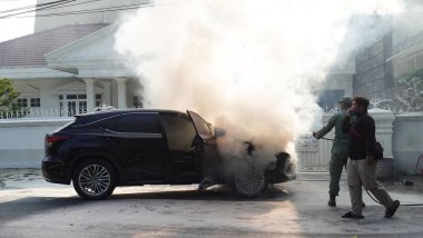 Yolun kenarında bir Lexus arabası alev aldı..