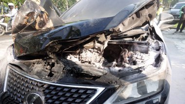 Yolun kenarında bir Lexus arabası alev aldı..