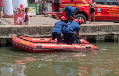 Endonezya 'nın bağımsızlık günü Doğu Jakarta, Kalimalang' da lastik bot.