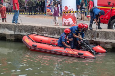 Endonezya 'nın bağımsızlık günü Doğu Jakarta, Kalimalang' da lastik bot.