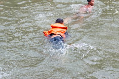 Endonezya 'nın bağımsızlık günü Doğu Jakarta, Kalimalang' da lastik bot.