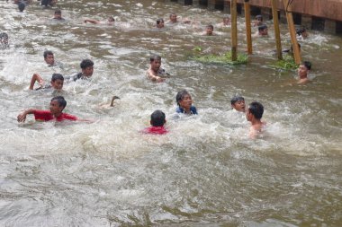 Endonezya Bağımsızlık Günü ördek yakalama yarışması Kalimalang, Doğu Jakarta 'da.