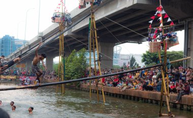  Endonezya Bağımsızlık Günü Kalimalang, Doğu Jakarta 'da Pinang Tırmanma Yarışması.