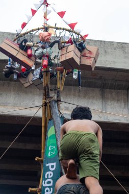  Endonezya Bağımsızlık Günü Kalimalang, Doğu Jakarta 'da Pinang Tırmanma Yarışması.