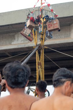  Endonezya Bağımsızlık Günü Kalimalang, Doğu Jakarta 'da Pinang Tırmanma Yarışması.