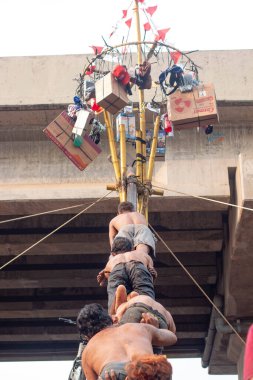  Endonezya Bağımsızlık Günü Kalimalang, Doğu Jakarta 'da Pinang Tırmanma Yarışması.