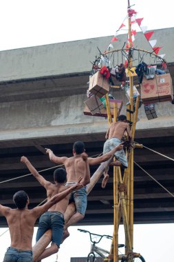  Endonezya Bağımsızlık Günü Kalimalang, Doğu Jakarta 'da Pinang Tırmanma Yarışması.