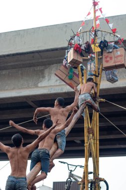  Endonezya Bağımsızlık Günü Kalimalang, Doğu Jakarta 'da Pinang Tırmanma Yarışması.