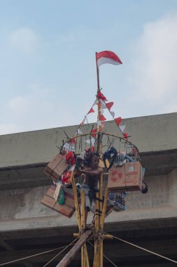 Endonezya Bağımsızlık Günü Kalimalang, Doğu Jakarta 'da Pinang Tırmanma Yarışması.