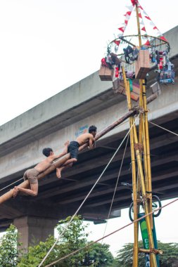 Endonezya Bağımsızlık Günü Kalimalang, Doğu Jakarta 'da Pinang Tırmanma Yarışması.