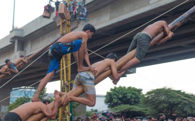 Endonezya Bağımsızlık Günü Kalimalang, Doğu Jakarta 'da Pinang Tırmanma Yarışması.