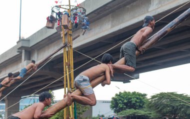 Endonezya Bağımsızlık Günü Kalimalang, Doğu Jakarta 'da Pinang Tırmanma Yarışması.