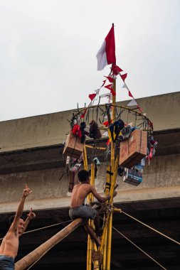 Endonezya Bağımsızlık Günü Kalimalang, Doğu Jakarta 'da Pinang Tırmanma Yarışması.