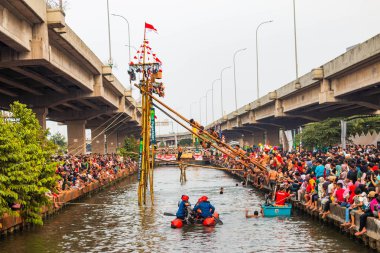 Endonezya Bağımsızlık Günü Kalimalang, Doğu Jakarta 'da Pinang Tırmanma Yarışması.
