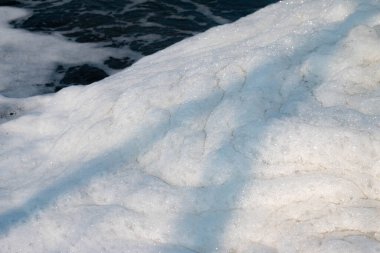 Evdeki atık suyun köpük içeriği Jakarta denizine boşaltılır..