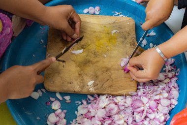 Kadınlar Jakarta köyünde soğan soyarlar..