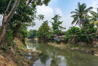 Jakarta, Endonezya - Jan, 06, 2025: Ciliwung Nehri kıyıları, Manggarai, Jakarta.