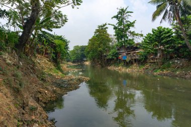 Jakarta, Endonezya - Jan, 06, 2025: Ciliwung Nehri kıyıları, Manggarai, Jakarta.