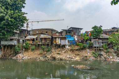 Jakarta, Endonezya - Jan, 06, 2025: Ciliwung Nehri kıyıları, Manggarai, Jakarta.