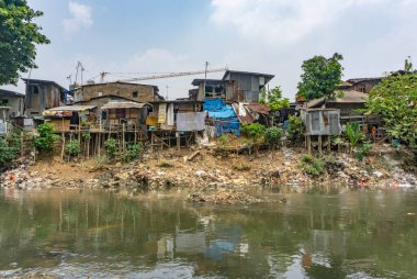 Jakarta, Endonezya - Jan, 06, 2025: Ciliwung Nehri kıyıları, Manggarai, Jakarta.