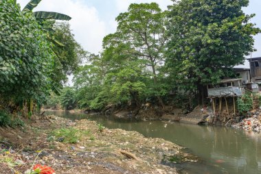 Jakarta, Endonezya - Jan, 06, 2025: Ciliwung Nehri kıyıları, Manggarai, Jakarta.
