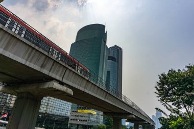 Jakarta, Endonezya - Jan, 06, 2025: Güney Jakarta 'daki binalar arasında kamu ve özel araçlar,