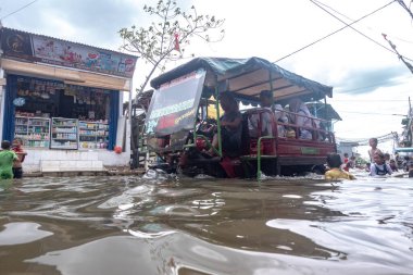 Jakarta, Endonezya - 2025, Ocak, 06: Muara Angke, Kuzey Jakarta 'da gel-git seli.