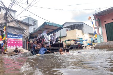 Jakarta, Endonezya - 2025, Ocak, 06: Muara Angke, Kuzey Jakarta 'da gel-git seli.