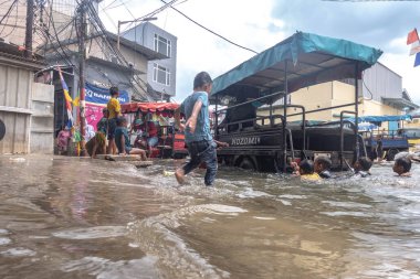 Jakarta, Endonezya - 2025, Ocak, 06: Muara Angke, Kuzey Jakarta 'da gel-git seli.