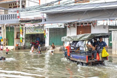 Jakarta, Endonezya - 2025, Ocak, 06: Muara Angke, Kuzey Jakarta 'da gel-git seli.