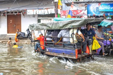 Jakarta, Endonezya - 2025, Ocak, 06: Muara Angke, Kuzey Jakarta 'da gel-git seli.