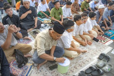Jakarta, Endonezya - 31 Mart 2025: Matraman Raya Caddesi, Jatinegara, Jakarta, Koinonia Protestan Kilisesi 'nin bitişiğindeki Kurban namazı.