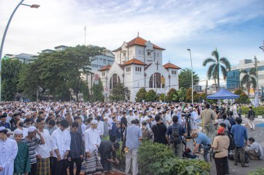 Jakarta, Endonezya - 31 Mart 2025: Matraman Raya Caddesi, Jatinegara, Jakarta, Koinonia Protestan Kilisesi 'nin bitişiğindeki Kurban namazı.