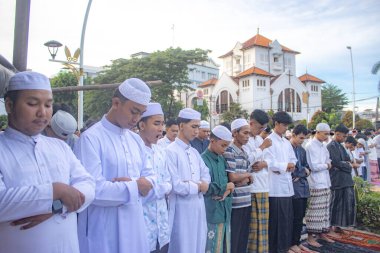 Jakarta, Endonezya - 31 Mart 2025: Matraman Raya Caddesi, Jatinegara, Jakarta, Koinonia Protestan Kilisesi 'nin bitişiğindeki Kurban namazı.