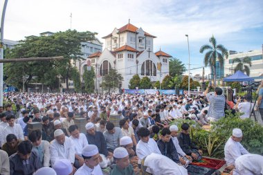 Jakarta, Endonezya - 31 Mart 2025: Matraman Raya Caddesi, Jatinegara, Jakarta, Koinonia Protestan Kilisesi 'nin bitişiğindeki Kurban namazı.