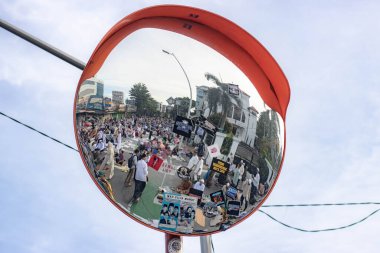 Jakarta, Endonezya - 31 Mart 2025: Matraman Raya Caddesi, Jatinegara, Jakarta, Koinonia Protestan Kilisesi 'nin bitişiğindeki Kurban namazı.