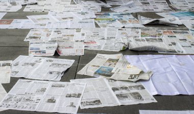 Cakarta, Endonezya - 31 Mart 2025: Matraman Raya yol kesişimindeki Kurban namazından sonra gazete atığı, Jatinegara, Jakarta.