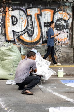 Cakarta, Endonezya - 31 Mart 2025: Matraman Raya yol kesişimindeki Kurban namazından sonra gazete atığı, Jatinegara, Jakarta.