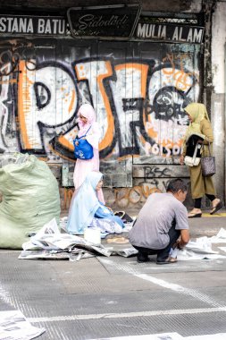 Cakarta, Endonezya - 31 Mart 2025: Matraman Raya yol kesişimindeki Kurban namazından sonra gazete atığı, Jatinegara, Jakarta.
