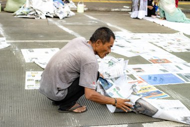 Cakarta, Endonezya - 31 Mart 2025: Matraman Raya yol kesişimindeki Kurban namazından sonra gazete atığı, Jatinegara, Jakarta.