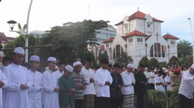 Jakarta, Endonezya - 31 Mart 2025: Matraman Raya Caddesi, Jatinegara, Jakarta, Koinonia Protestan Kilisesi 'nin bitişiğindeki Kurban namazı.