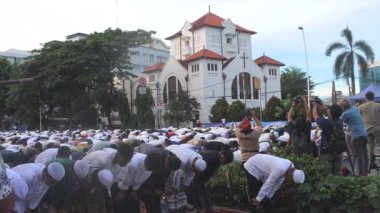 Jakarta, Endonezya - 31 Mart 2025: Matraman Raya Caddesi, Jatinegara, Jakarta, Koinonia Protestan Kilisesi 'nin bitişiğindeki Kurban namazı.