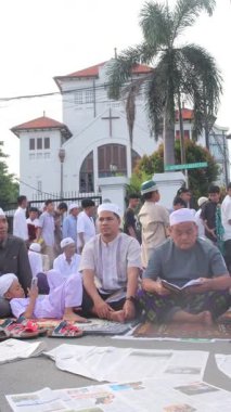 Jakarta, Endonezya - 31 Mart 2025: Matraman Raya Caddesi, Jatinegara, Jakarta, Koinonia Protestan Kilisesi 'nin bitişiğindeki Kurban namazı.
