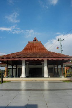 Jakarta, Endonezya - 15 Nisan 2025: Batı Java köşkündeki binalar, Taman Mini Endonezya Indah.