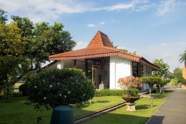 Jakarta, Endonezya - 15 Nisan 2025: Batı Java köşkündeki binalar, Taman Mini Endonezya Indah.