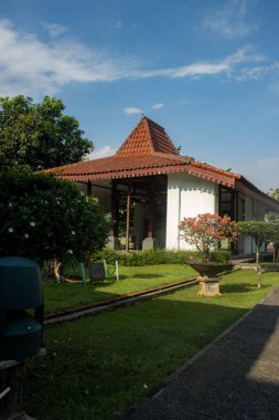 Jakarta, Endonezya - 15 Nisan 2025: Batı Java köşkündeki binalar, Taman Mini Endonezya Indah.