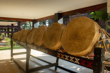 Jakarta, Endonezya - 15 Nisan 2025: Kuzey Sumatra pavyonundaki Batak kabilesinin geleneksel binaları, Taman Mini Endonezya Indah.